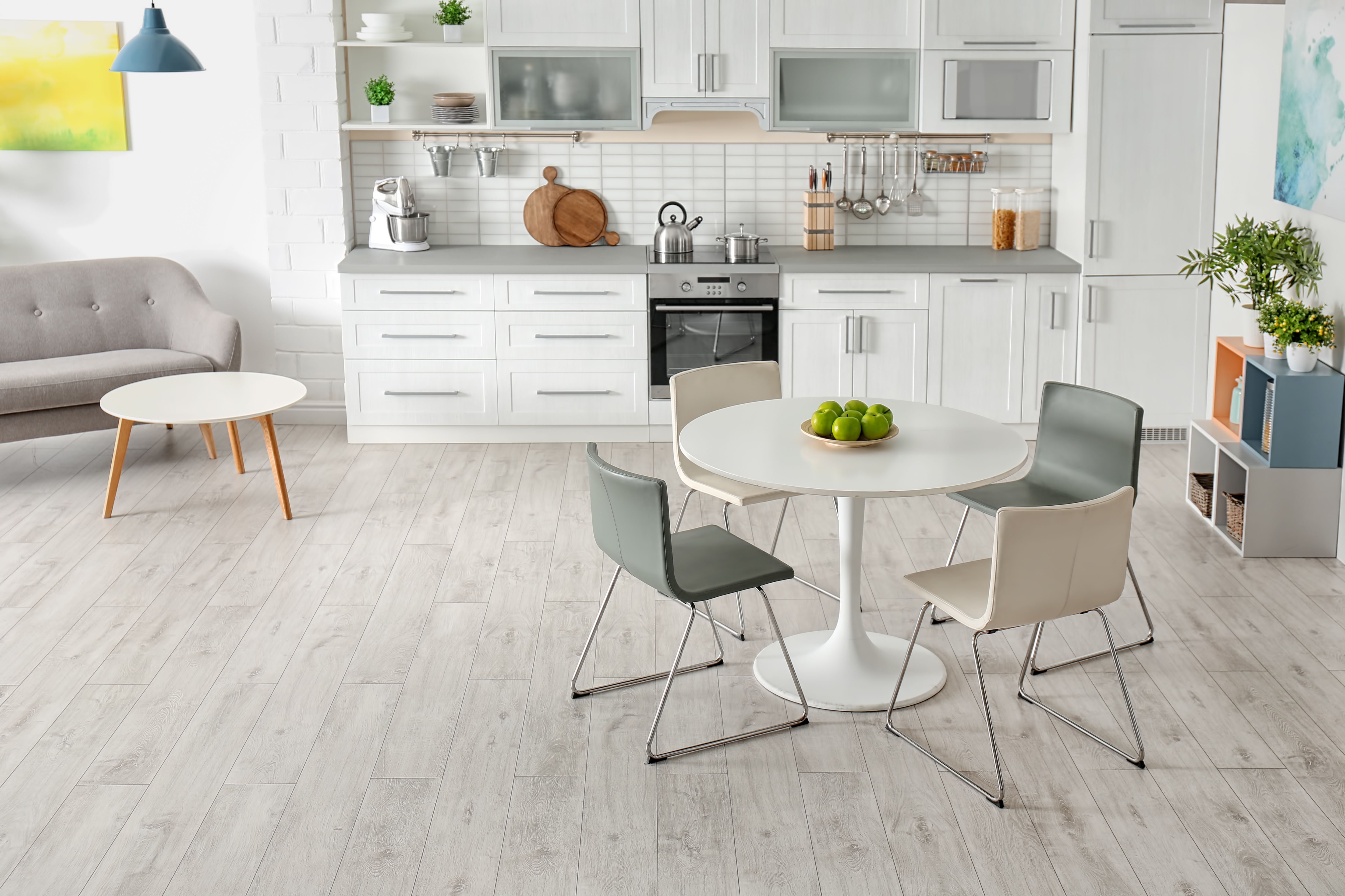 Cocina contemporánea piso gris claro · Piso SPC MCUADRA² Costa Rica