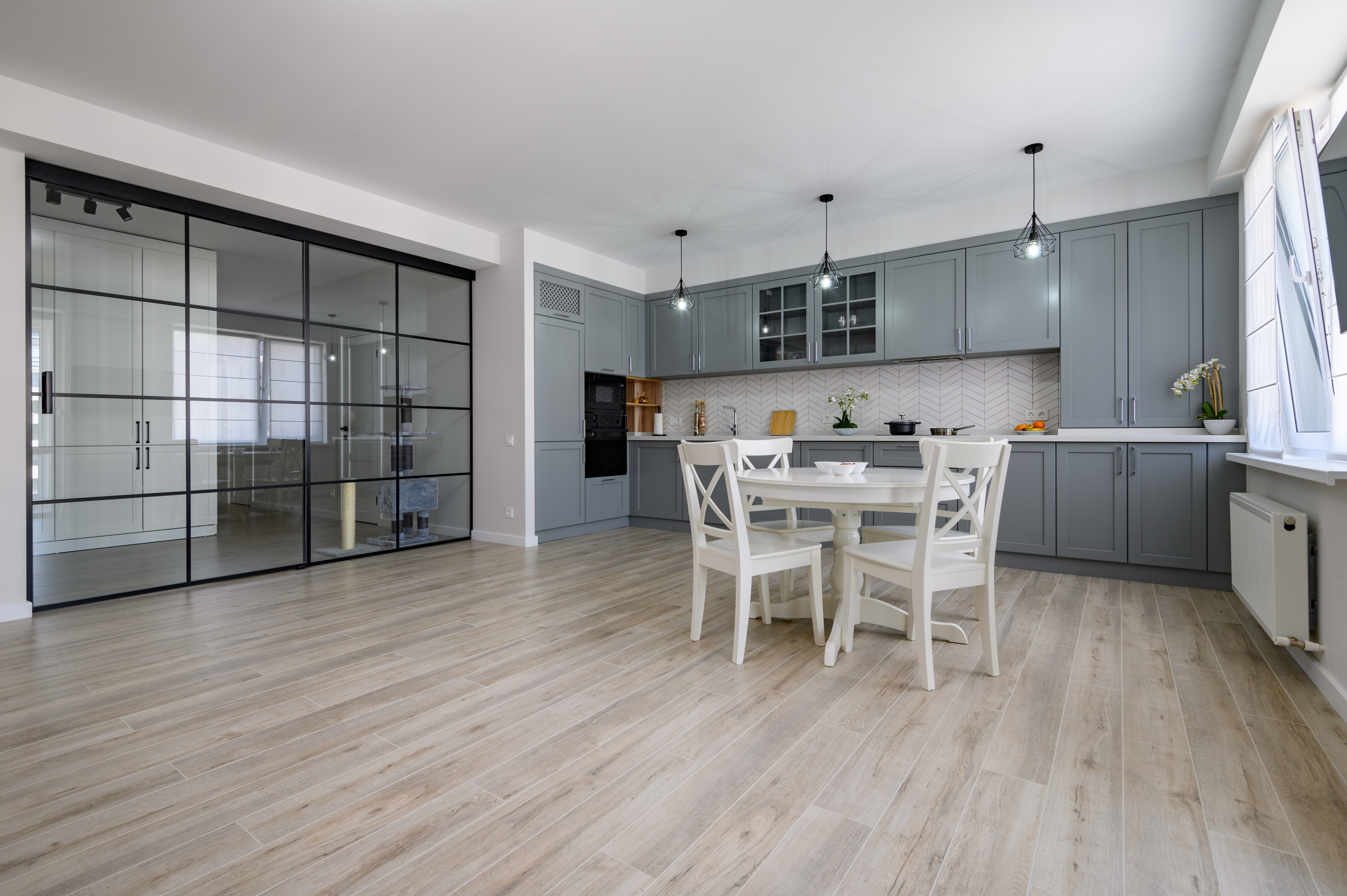 Cocina gris moderna con piso SPC claro · MCUADRA² Costa Rica